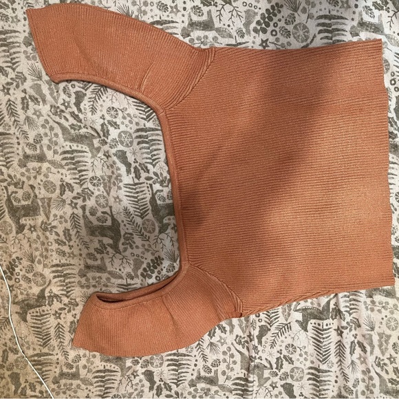 Ruffle sleeved crop top - Picture 2 of 5